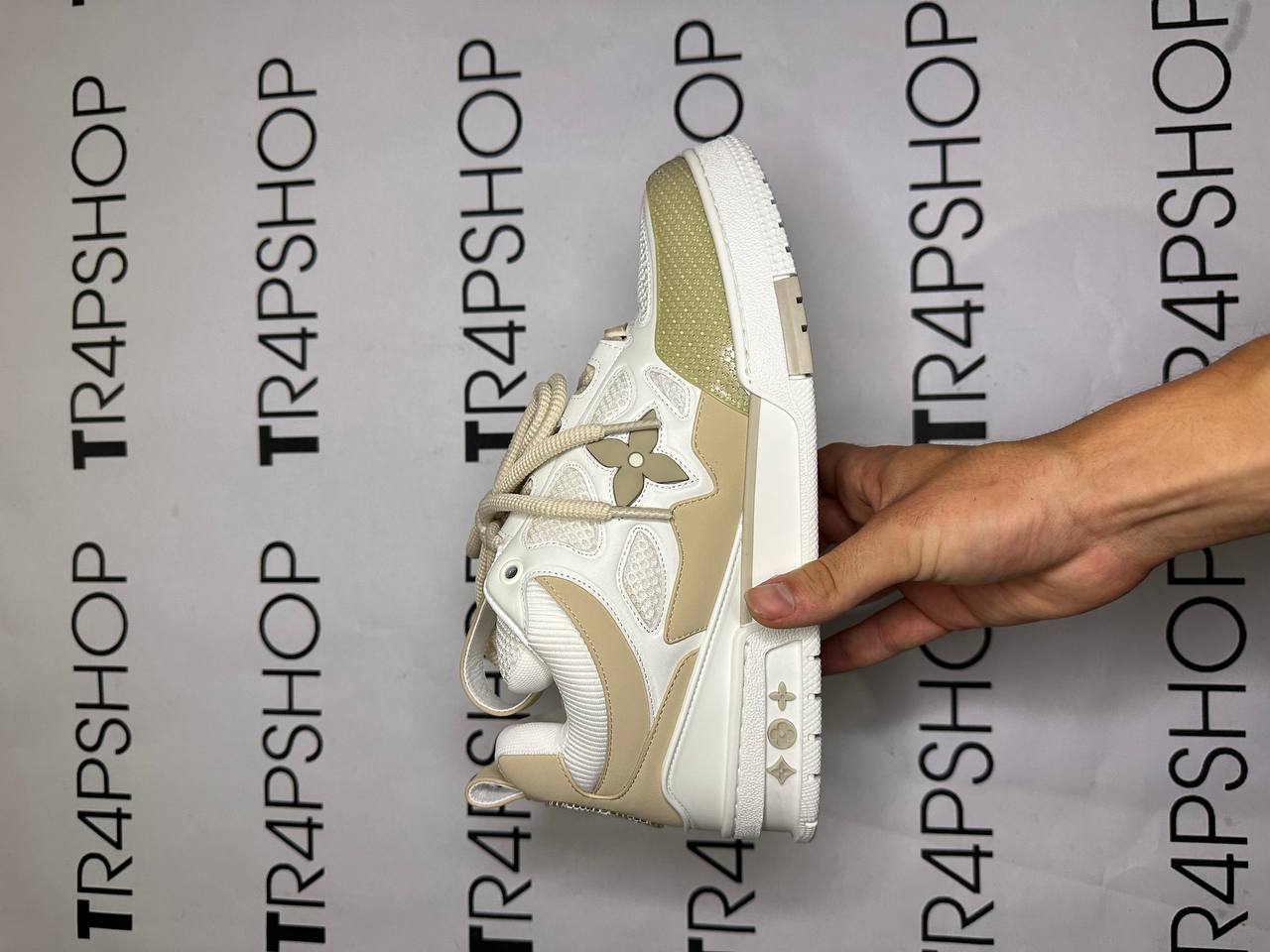 Luis Vuitton skate beige