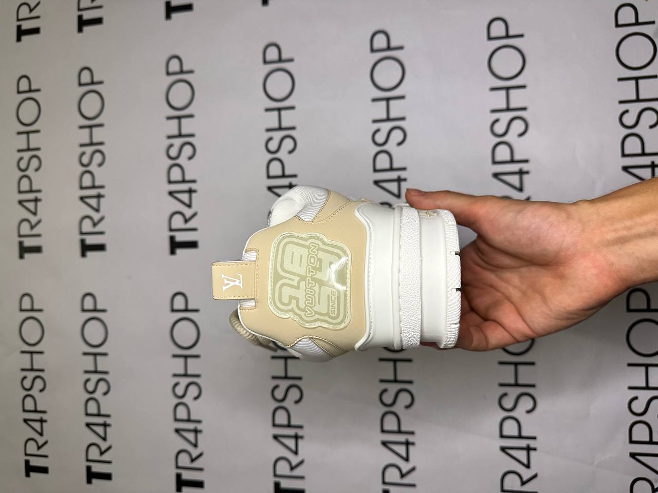 Luis Vuitton skate beige