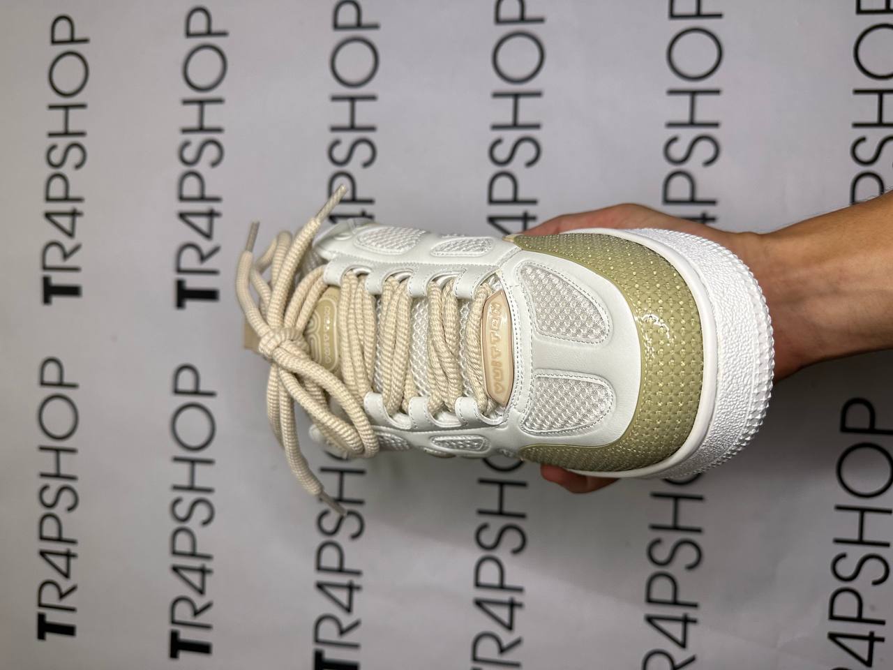 Luis Vuitton skate beige