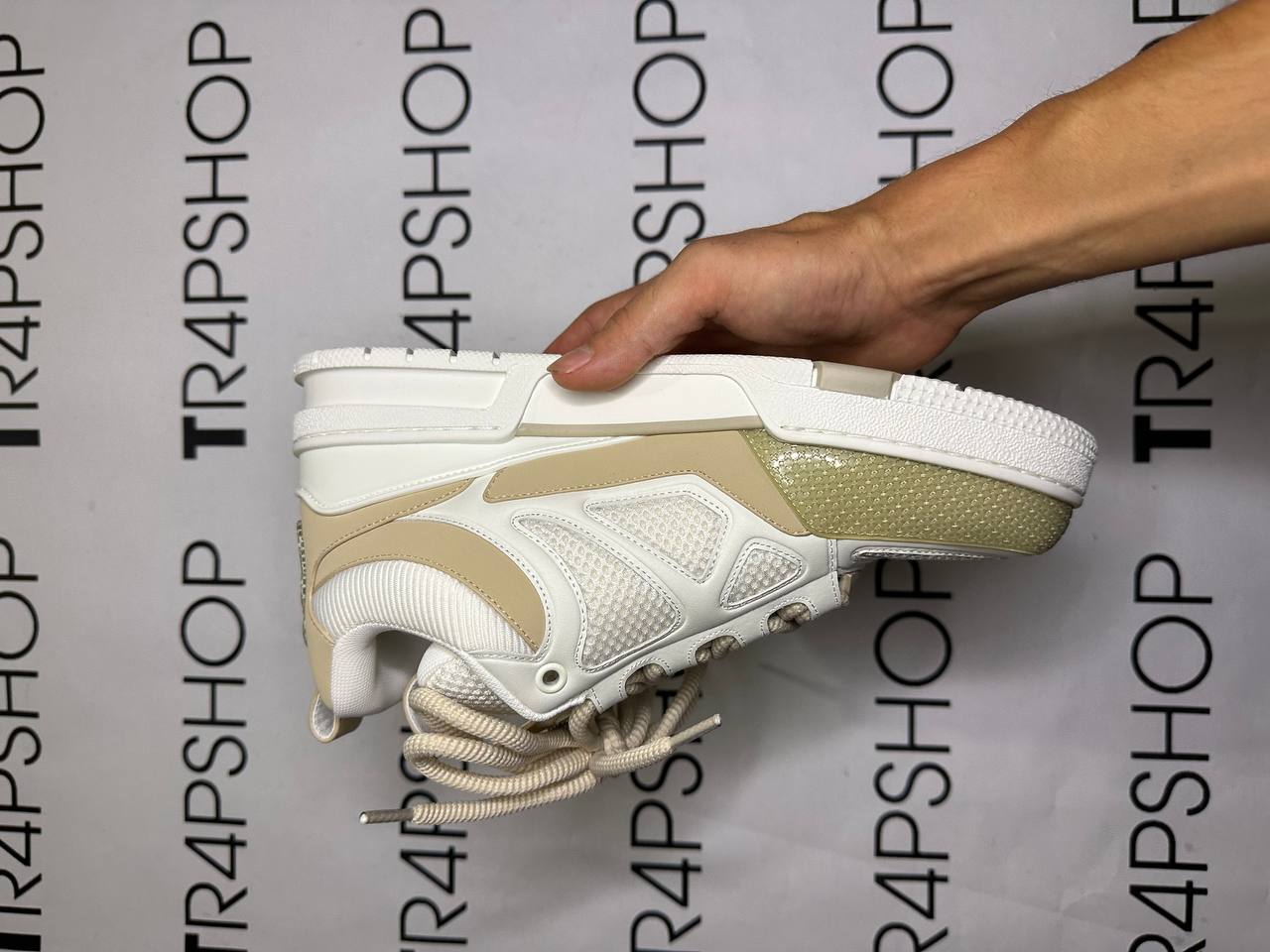 Luis Vuitton skate beige