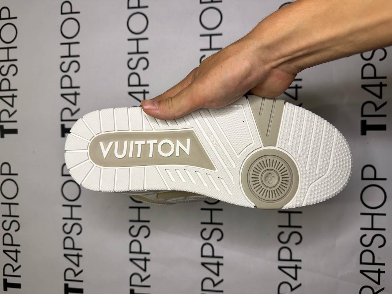 Luis Vuitton skate beige